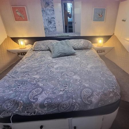 Готель Beautiful And Comfy Boat In Barcelona With Boat Tour Option Екстер'єр фото