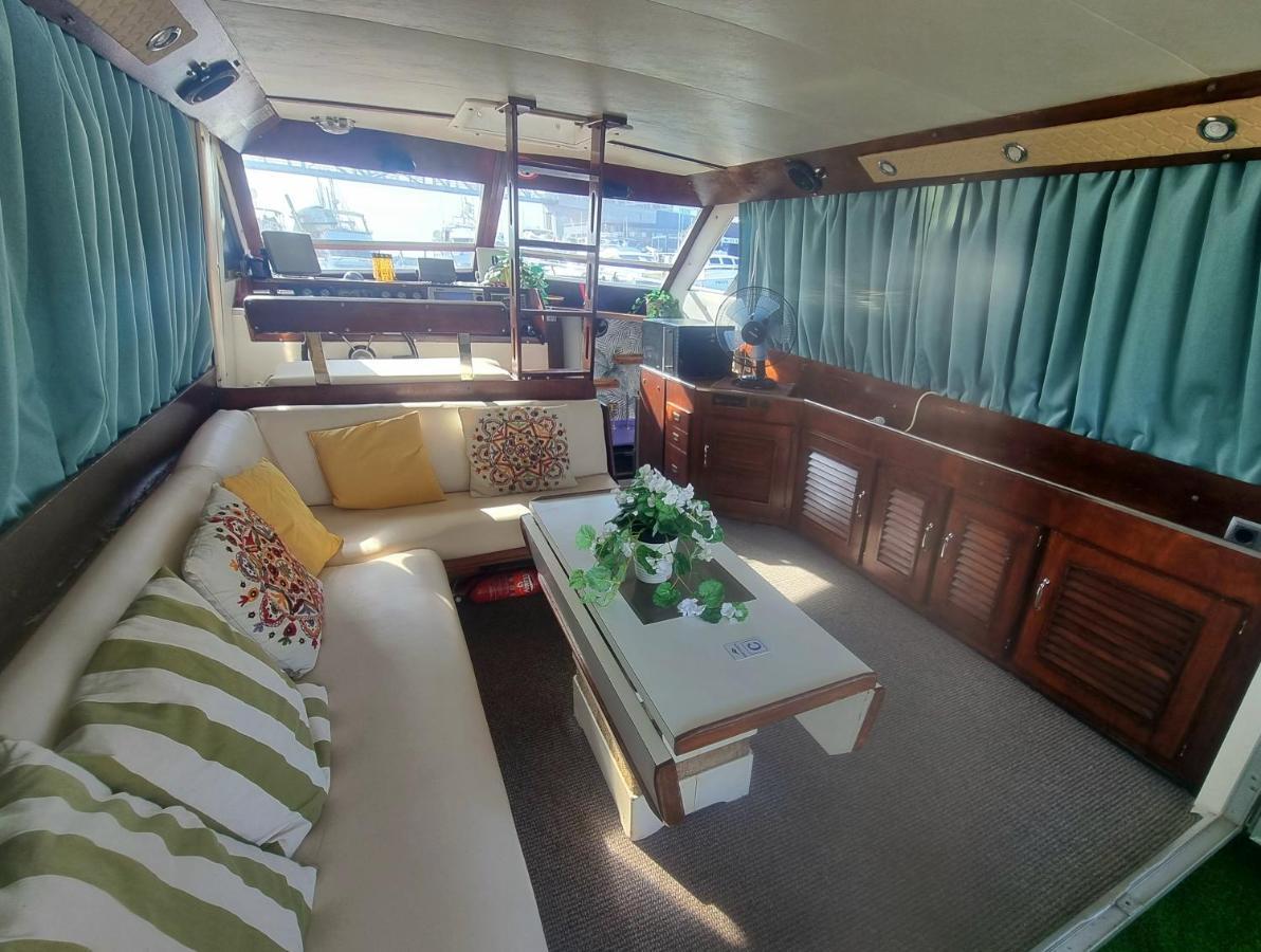 Готель Beautiful And Comfy Boat In Barcelona With Boat Tour Option Екстер'єр фото