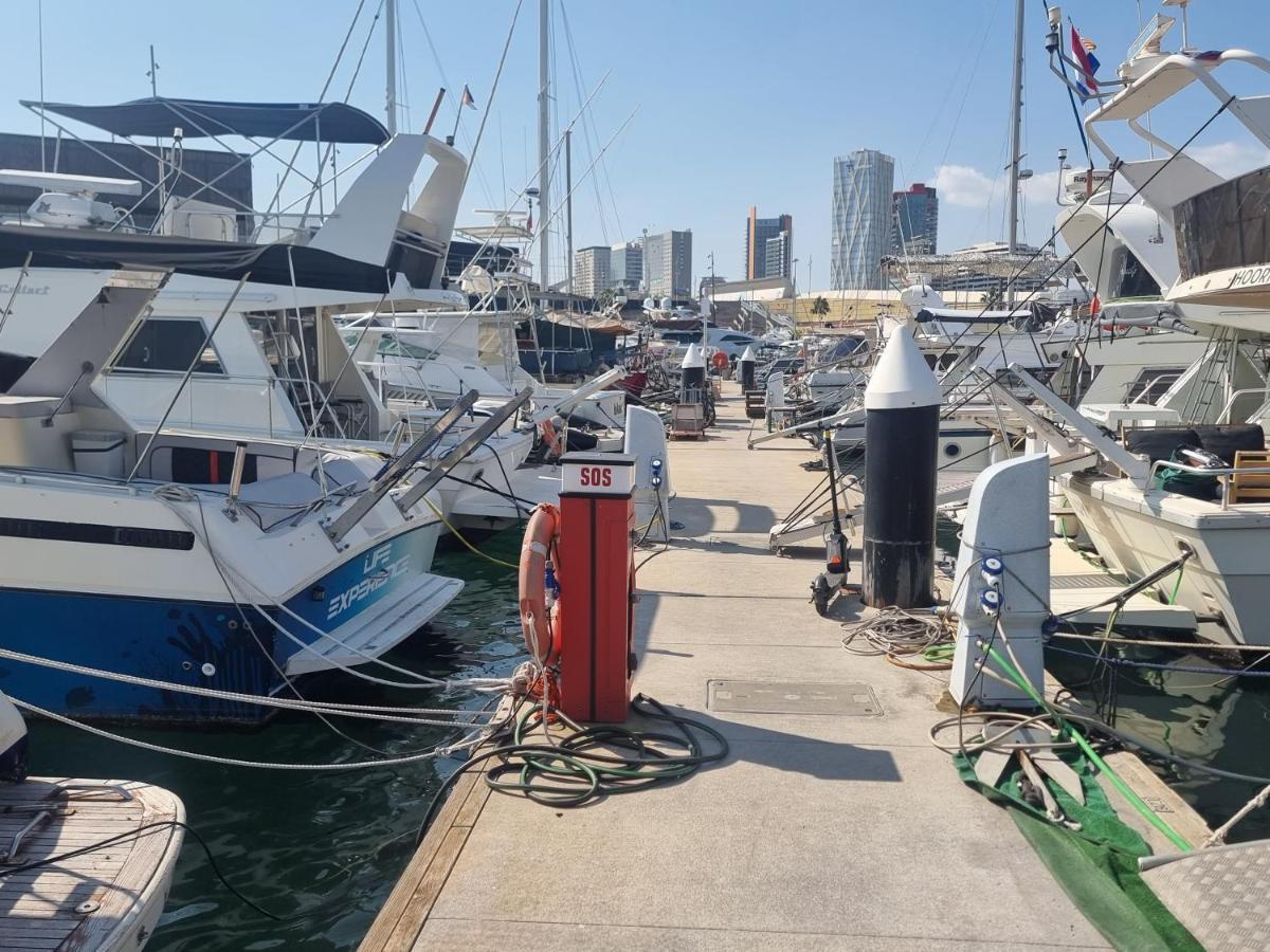 Готель Beautiful And Comfy Boat In Barcelona With Boat Tour Option Екстер'єр фото