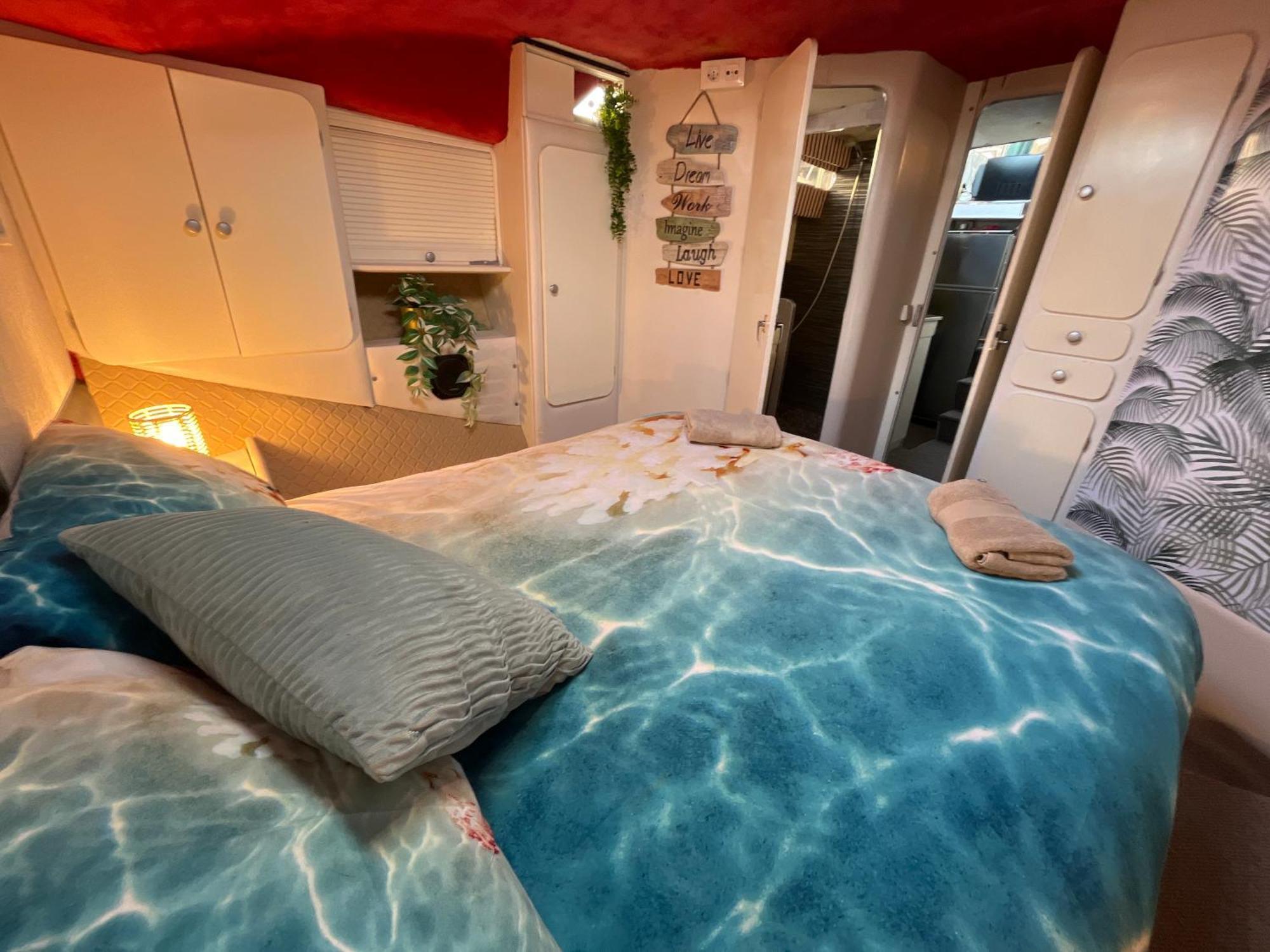 Готель Beautiful And Comfy Boat In Barcelona With Boat Tour Option Екстер'єр фото
