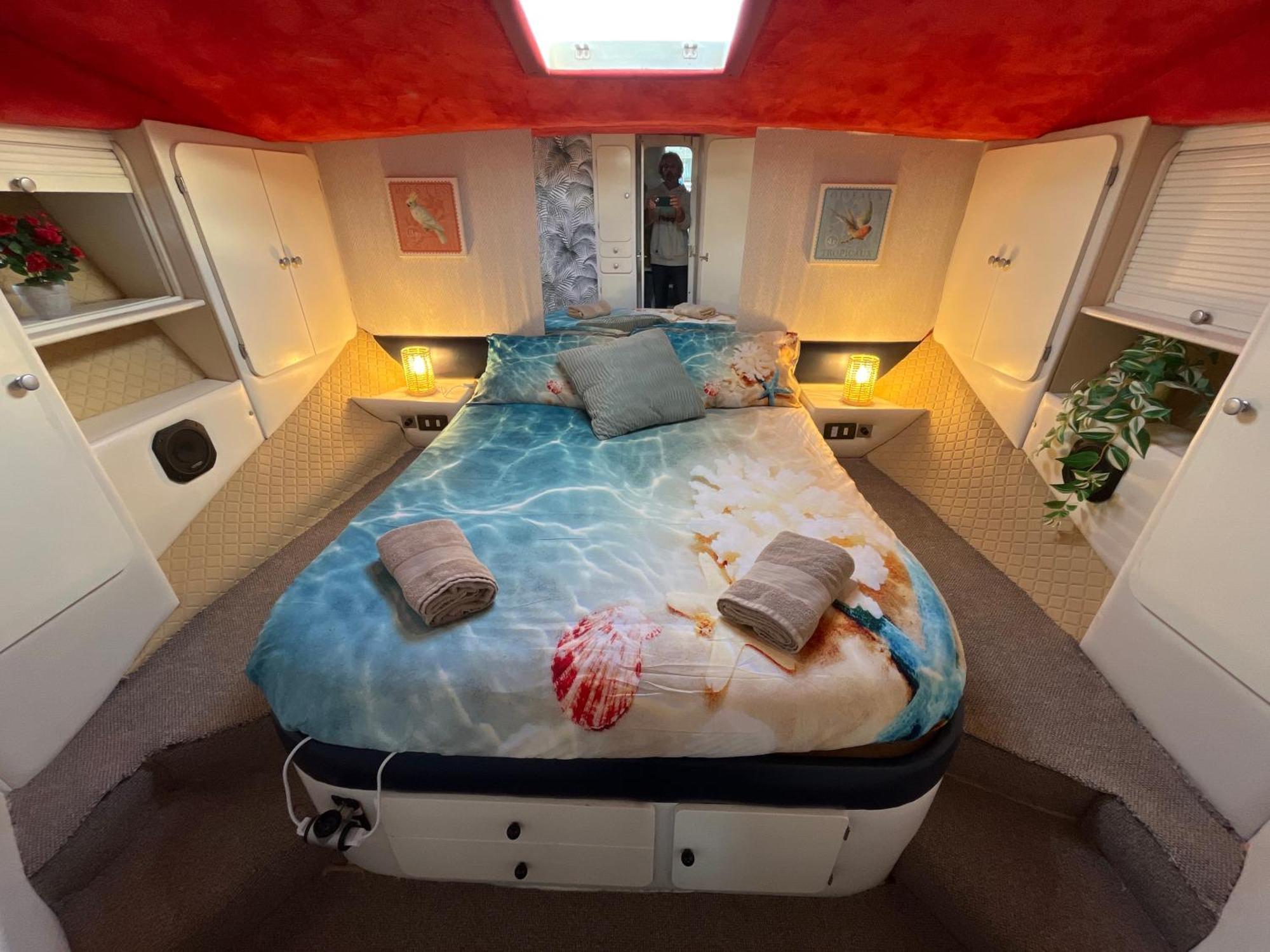 Готель Beautiful And Comfy Boat In Barcelona With Boat Tour Option Екстер'єр фото