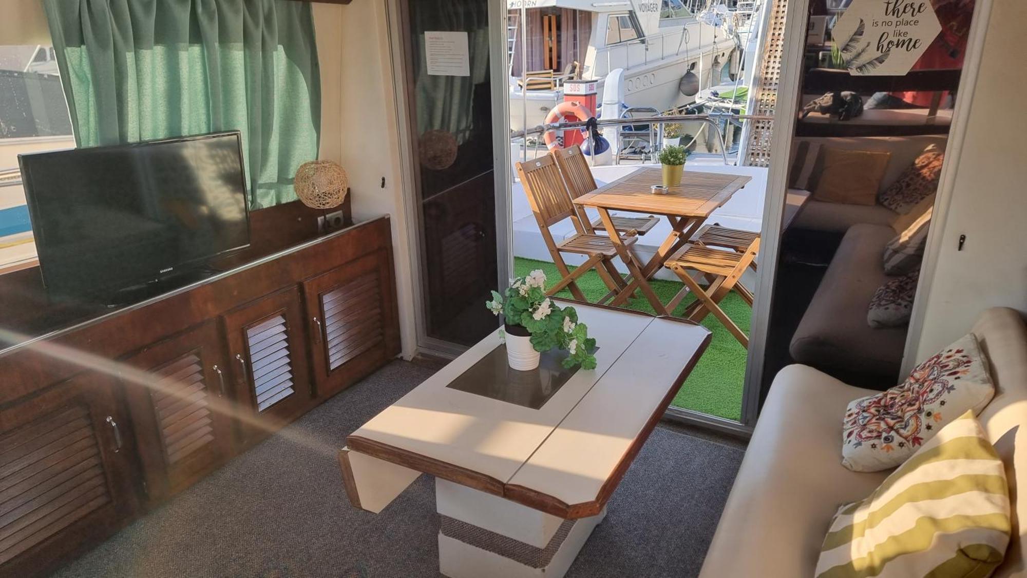 Готель Beautiful And Comfy Boat In Barcelona With Boat Tour Option Екстер'єр фото