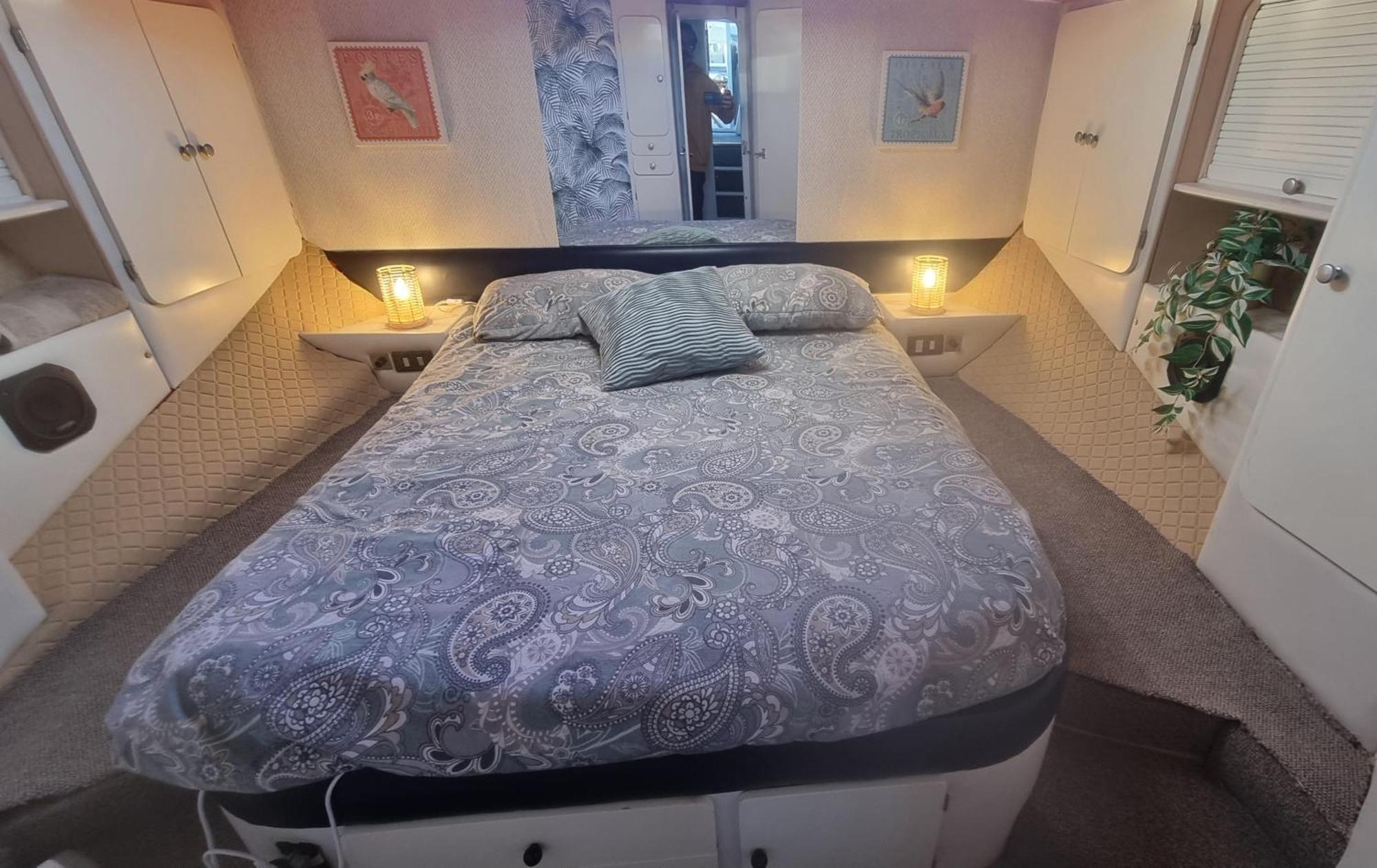 Готель Beautiful And Comfy Boat In Barcelona With Boat Tour Option Екстер'єр фото
